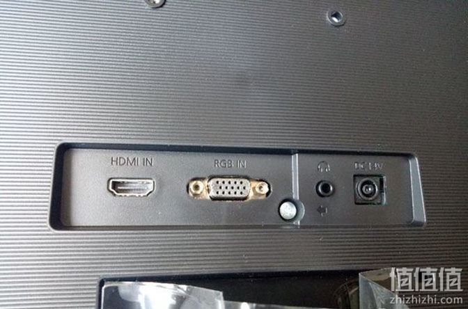 4个接口,分别是vga,hdmi,电源口,音频接口.