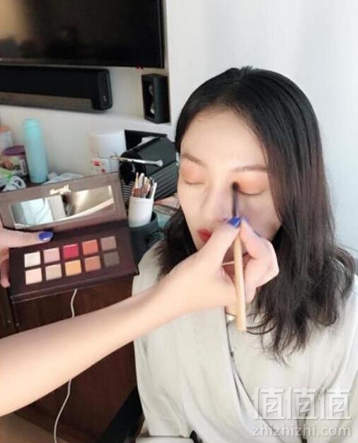 张韶涵小红书同款，Barry M 全线买3免1+额外95折，坠入爱河眼影盘7g £4.43凑单免费直邮到手39元