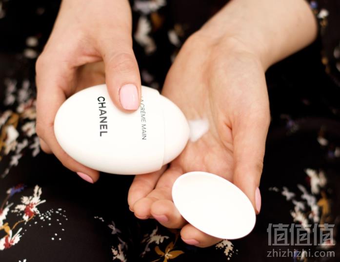 CHANEL 香奈儿 LA CRÈME MAIN 鹅卵石护手霜50ml €47.2凑单直邮到手367元
