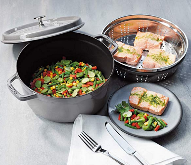 销量第一！Staub 26cm珐琅铸铁炖锅 带蒸屉 2色1252元起