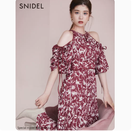 SNIDEL 泡泡袖蝴蝶结印花收腰连衣裙 SWFO224077525.35元（天猫旗舰店折后948元）