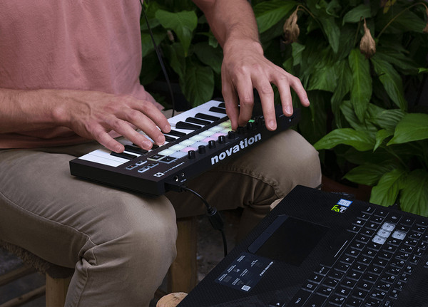Novation 诺维逊 Launchkey 25 [MK3] 第三代MIDI编曲键盘 25键新低979元
