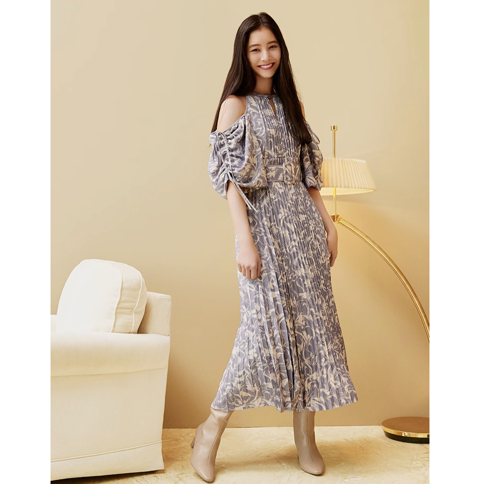 SNIDEL 印花系带露肩百褶连衣裙 SWFO224091544.72元（天猫旗舰店折后1072元）