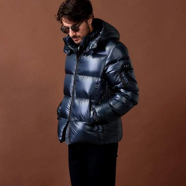 波兰产，日本时尚品牌 Tatras Belbo 男士连帽亮面羽绒服2577元