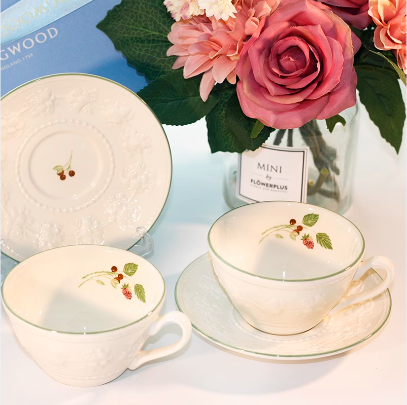 Wedgwood 玮致活 欢愉假日系列 树莓浮雕陶瓷2杯2碟套装新低233.38元（可3件9折）