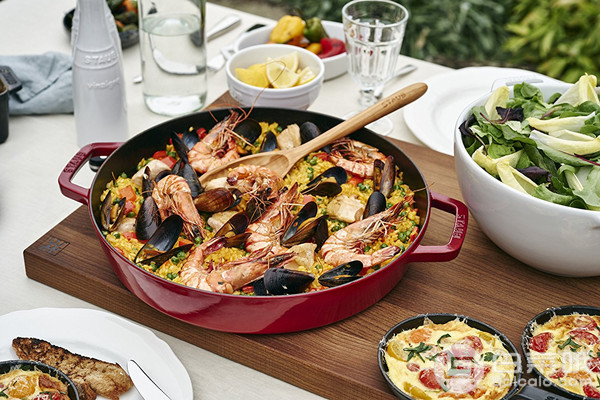 Staub 珐宝 圆形珐琅铸铁平底锅 26cm650元