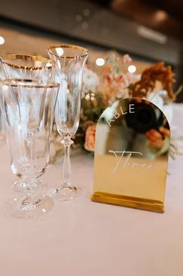 麦琪婚卡 席位卡 双面金色亚克力 148*210mm