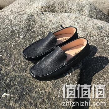  男子一脚蹬豆豆鞋