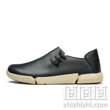  男子一脚蹬皮鞋
