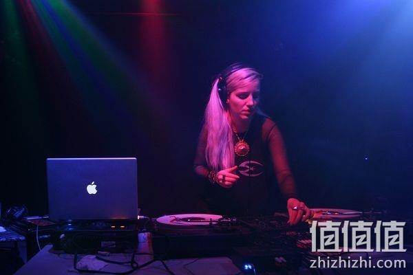 亚马逊销冠！20多年不过时：SONY索尼 封闭式头戴监听耳机MDR-7506 Prime直邮到手604元 值值值-买手聚集的地方