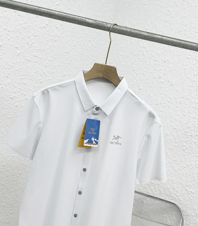 双层双纱冰丝面料、反光logo：始祖鸟 冰丝无痕压胶休闲短袖衬衫 团购价199元（京东旗舰店1200-2000元) 值值值-买手聚集的地方