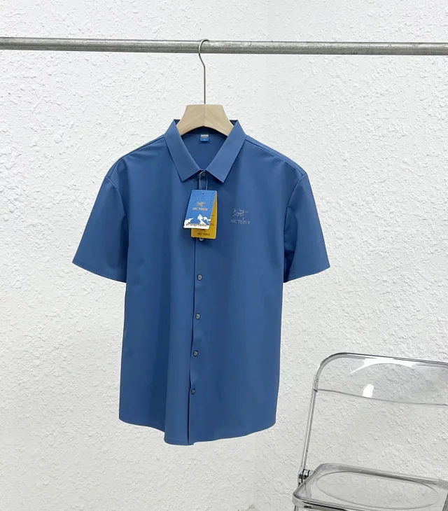 双层双纱冰丝面料、反光logo：始祖鸟 冰丝无痕压胶休闲短袖衬衫 团购价199元（京东旗舰店1200-2000元) 值值值-买手聚集的地方