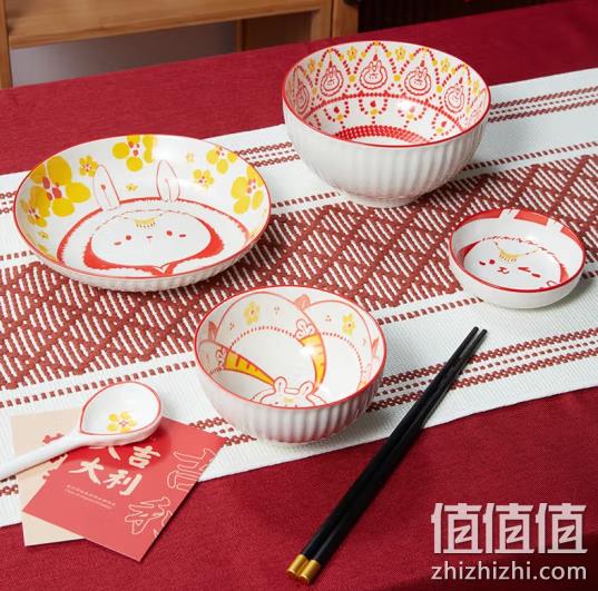 共禾京品 周大福联名 草莓甜心兔釉下彩碗碟6件套 29.9元包邮（需领券） 值值值-买手聚集的地方
