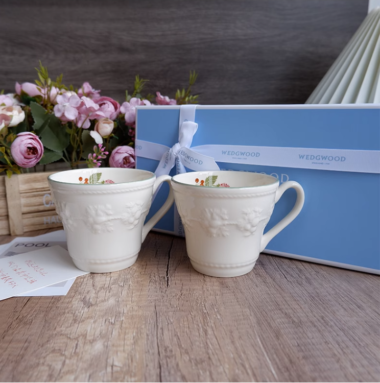 Wedgwood 玮致活 欢愉假日系列 树莓浮雕陶瓷马克杯 350ml*2个 新低184.39元，可3件9折 值值值-买手聚集的地方