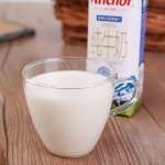 安佳（Anchor） 全脂牛奶250ml*10盒 京东商城价格68包邮（赠原品一件，<span class='ys'>相当于34元/件</span>）