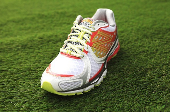 New Balance W1080v3女士顶级慢跑鞋