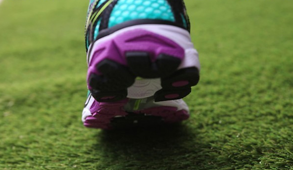 New Balance W1080v3女士顶级慢跑鞋