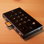 <span class='ys'>出品每日精选 (5)：</span>反智能手机的极致 John’s Phone