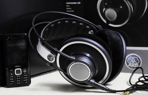 AKG K702耳机