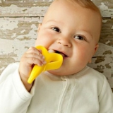 销量冠军：Baby Banana 香蕉宝宝婴儿牙胶牙刷硅胶磨牙棒 美国 Amazon