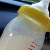 3段牛栏奶粉，奶瓶上有颗粒结晶，是怎么回事？