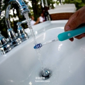 Oral-B 欧乐-B Pro 1000型 专业护理电动牙刷 Prime会员凑单免费直邮含税到手￥158