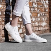 维密天使肯豆同款：Kenneth Cole 真皮小白鞋 蓝尾