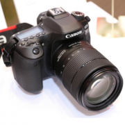 佳能（Canon） EOS 80D 单反套机（EF-S 18-200mm f/3.5-5.6 IS） 双十字型自动对焦  伺服自动对焦