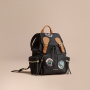 巴宝莉（BURBERRY）  中号帕拉斯头像嵌花功能性尼龙背包