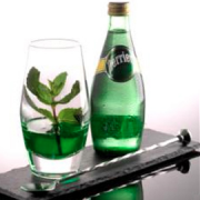 巴黎水（Perrier） 柠檬味 天然含汽矿泉水 330ml*24瓶 水中香槟