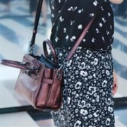 元气女神林依晨相似款：限量款COACH 蔻驰Pebbled Leather Swagger Wristlet女士真皮单肩包  酒红色