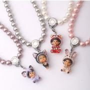 再来一款！Monchhichi 萌趣趣 小猪玫红色仿水晶珍珠 女士项链 AZMO-NEC038-C33-S19
