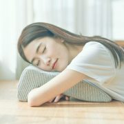 MUJI制作商：网易严选 多功能午睡枕  63元