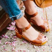 UGG 女士真皮粗跟凉鞋 新低$56.99 3色