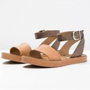 Clarks 其乐 Romantic Moon女士真皮凉鞋  Prime会员免费直邮
