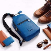 国内￥3700，Coach 蔻驰 CAMPUS 男士真皮斜背包 墨绿 $149.99