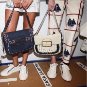 17年秀场款，Tory Burch Sawyer 托里·伯奇 女士真皮针脚肩背包 5折$298.99（$398.65 额外75折）