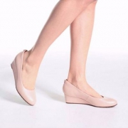 国内￥879，17年新款 Clarks 其乐 Vendra Bloom女士真皮坡跟单鞋 Prime会员免费直邮