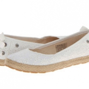 成人可穿！UGG Tassy Eyelet 大童款平底鞋