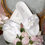 超级网红 FENTY X PUMA 全线鞋服7折，17年春夏款BOW SATIN宫廷风丝绸拖鞋