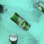 巴黎水（Perrier）   天然含汽矿泉水 罐装 330ml*24瓶*2箱 水中香槟