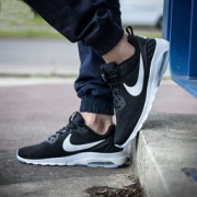 NIKE 耐克 AIR MAX MOTION休闲跑鞋833260-010-110