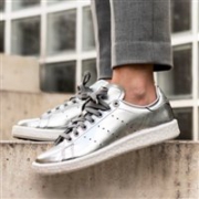银光闪闪：阿迪达斯 Stan Smith boost 女款板鞋 银色