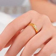 周大福 forever黄金戒指(工费:58计价) F151455 足金2.7g  828.18元包邮（1024.6,1000-200）