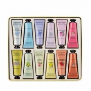价值£44，Crabtree & Evelyn 瑰柏翠 12支装护手霜铁盒大礼包 £17.6（£22 额外8折）