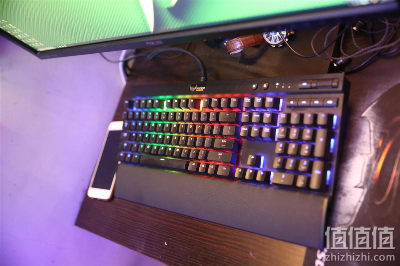 美商海盗船K70 RGB LUX红轴键盘开箱
