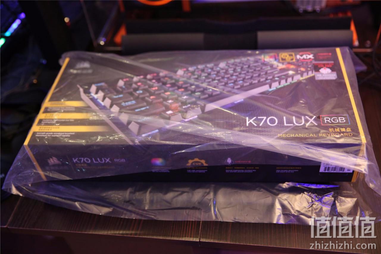 美商海盗船K70 RGB LUX红轴键盘开箱