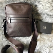 “AD”小徽标印花！DUNHILL 登喜路 男士单肩包   棕色