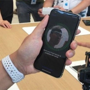 我们现场上手了 iPhone X，告诉你用脸解锁和没有 Home 键的真实体验