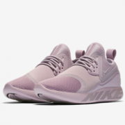 NIKE LUNARCHARGE ESSENTIAL 女子运动鞋